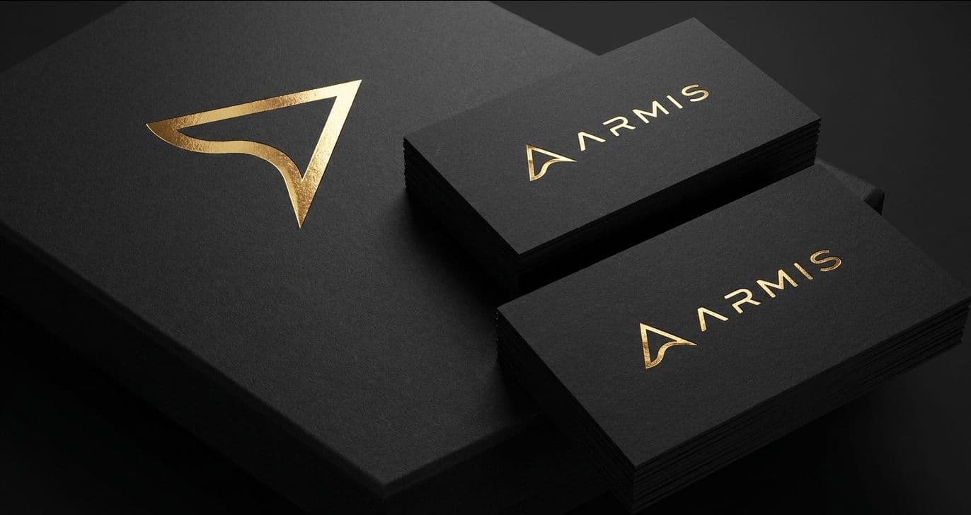 Cartões e caixa Armis com o símbolo dourado em hot stamping